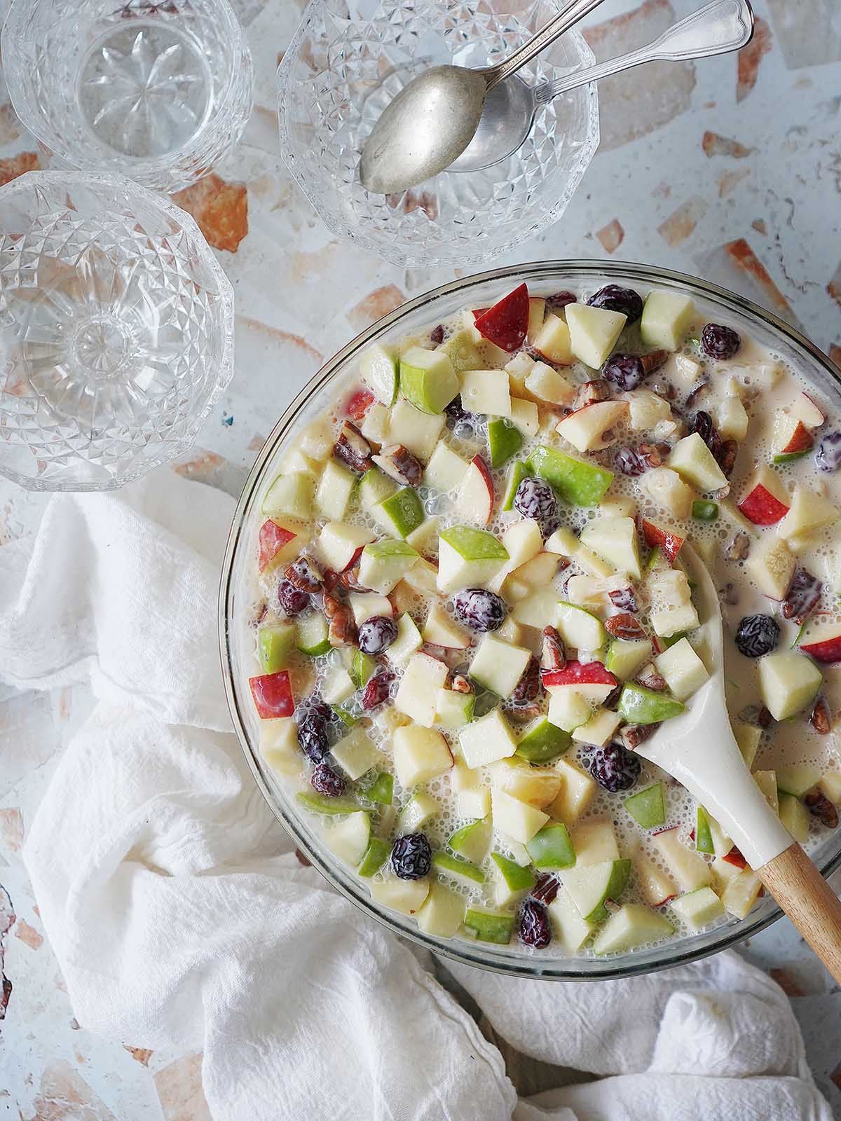 A large bowl with ensalada de manzana.